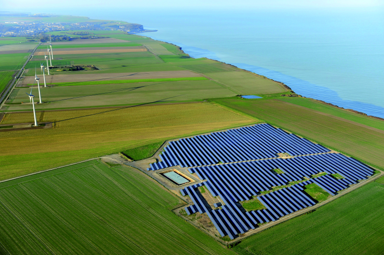 Filières PV et éolienne - vue du ciel littoral Veules les Roses (76)