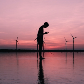 Filière éolienne - au milieu d'un champ d'éoliennes au coucher soleil